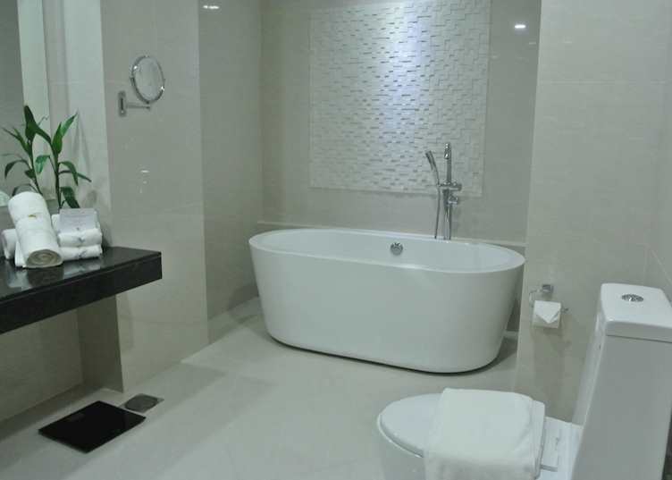 En-suite bathroom, Waterfront Hotel