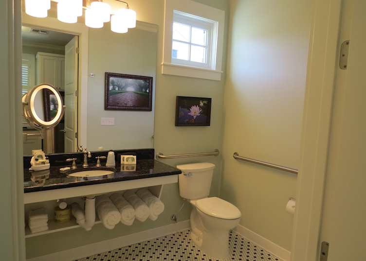 Oak Alley Plantation Cottage 7 handicap bath