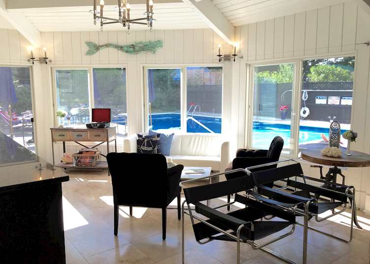 Platinum Pebble Inn  The Lounge 2