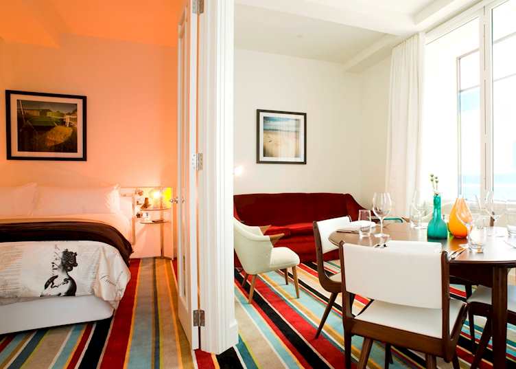 Hotel DeBrett, Auckland