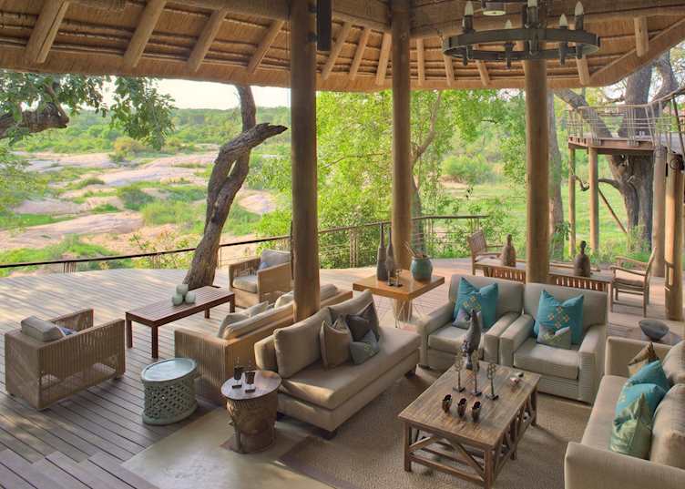 Dulini Leadwood Lodge, communal lounge area