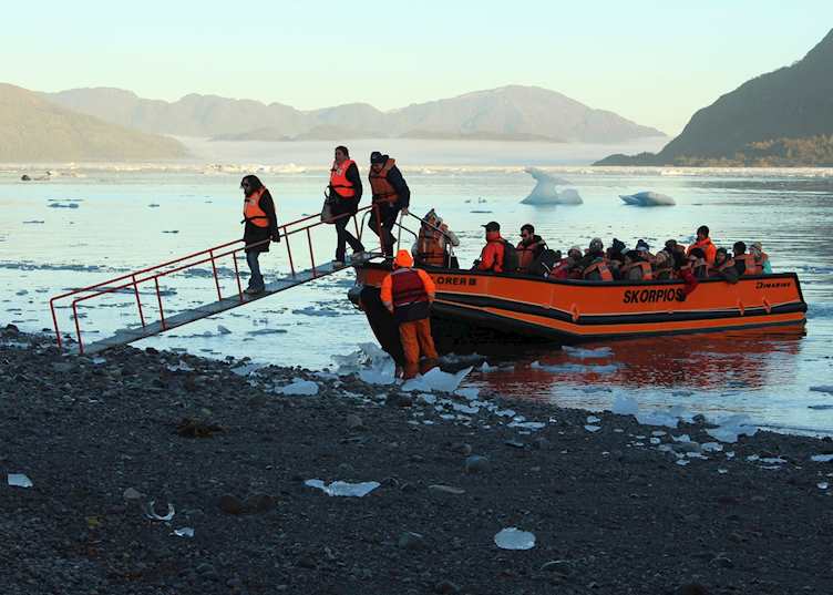 A shore landing from the Skorpios III