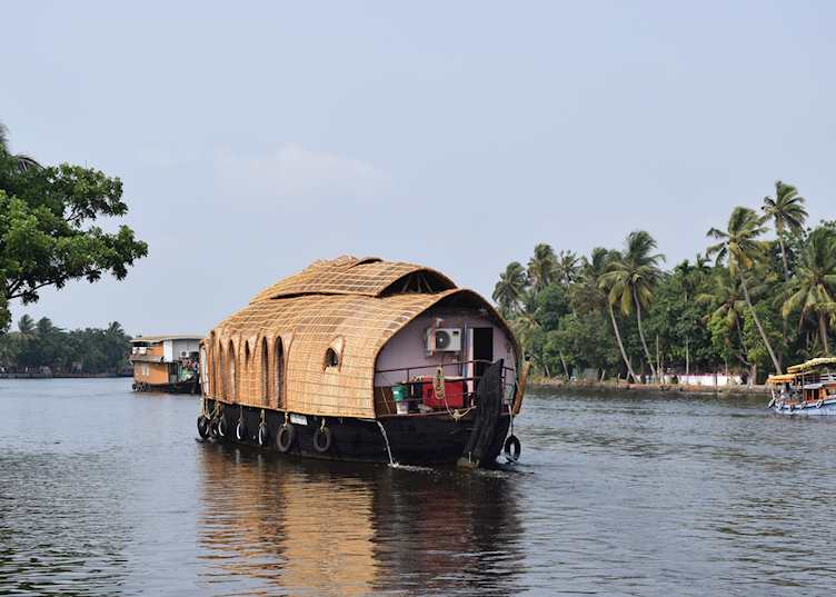 Traditional houseboat cruise 