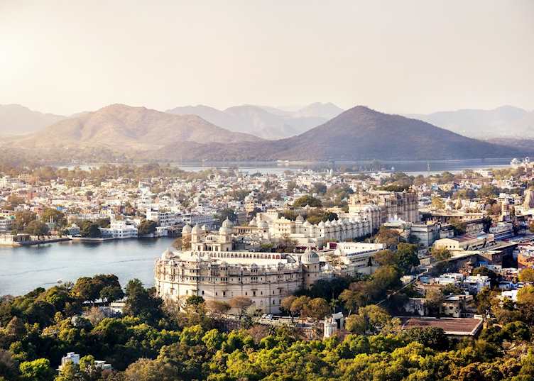 Lake Pichola with City Palace view in Udaipur, Rajasthan, India