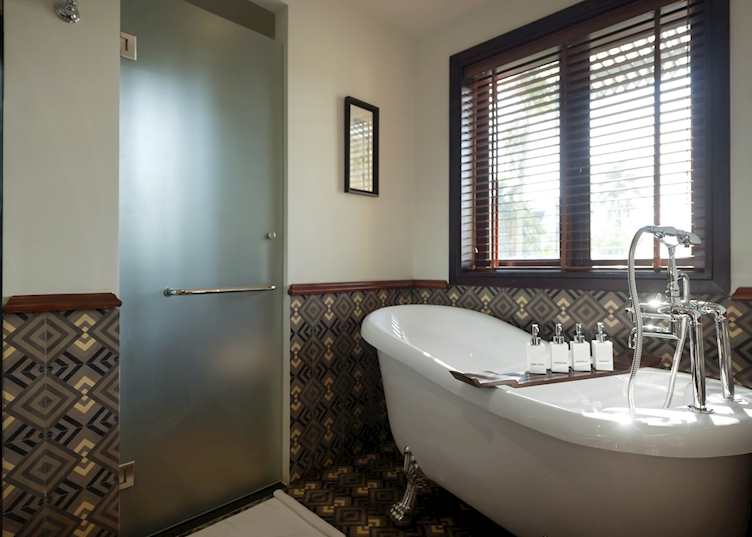 Grand suite bathroom, La Siesta Hoi An