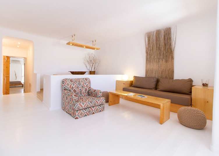 Salt Suites, Pollonia