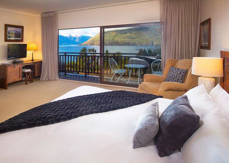Tahi Room at Hidden Lodge