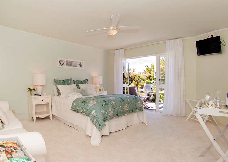 Mr and Mrs Smith Room at Hahei B&B