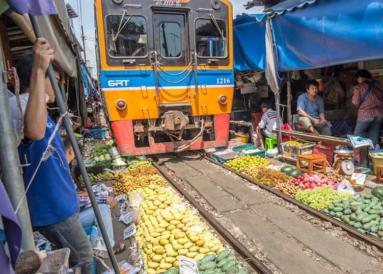 Railway market, Amphawa