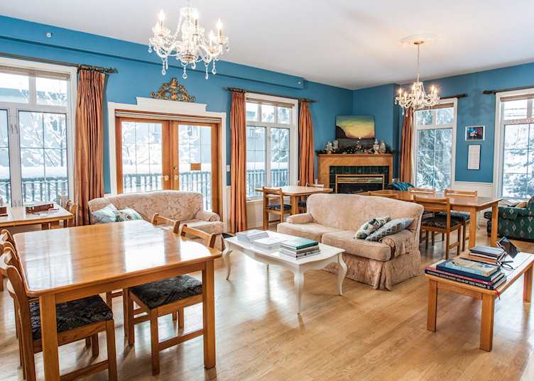 Dining area, Courthouse Inn Revelstoke, Revelstoke