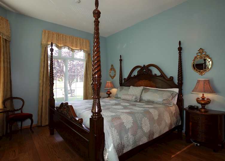 Marie Antoinette room, Courthouse Inn Revelstoke, Revelstoke