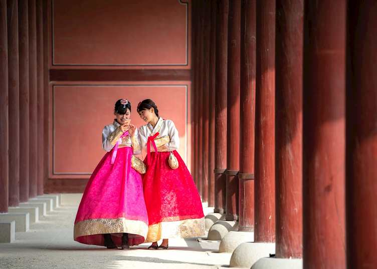 Girls wearing Hanbok, Seoul