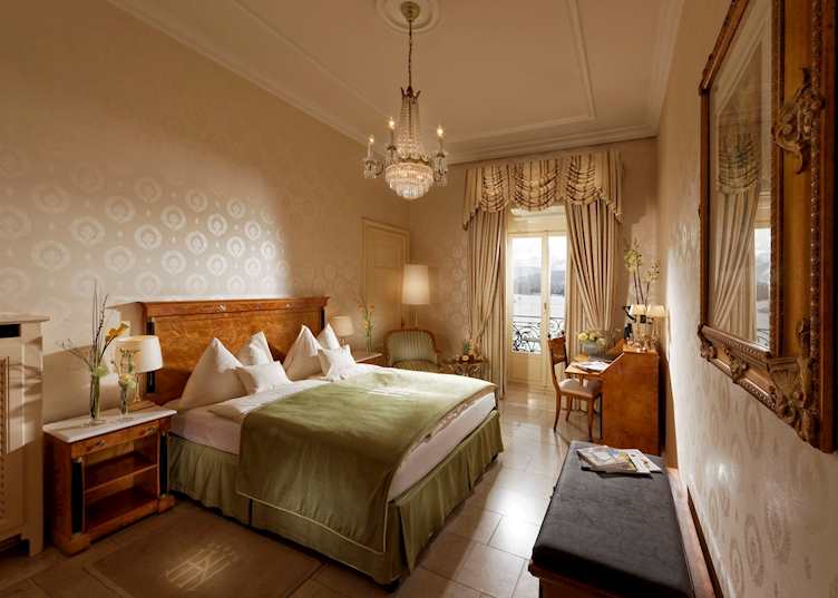 Classic lake room