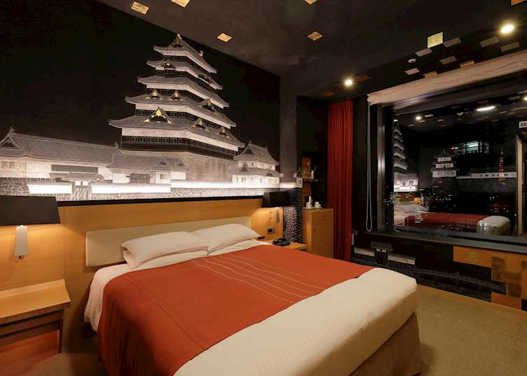 Artist Room Queen (Castle)