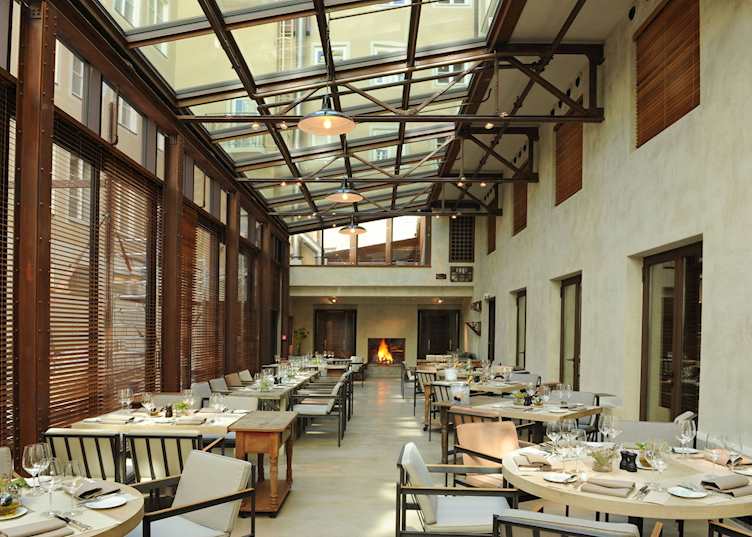 Bayerischer Hof, Restaurant Garden Kaminansicht