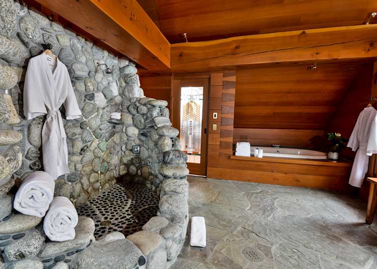 Master suite bathroom