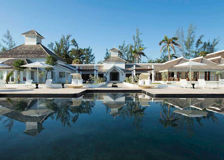 Hotel and pool