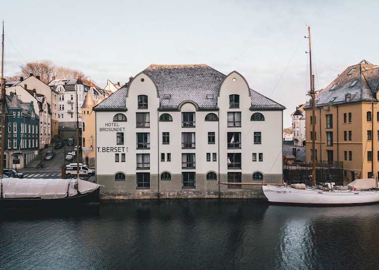 Hotel Brosundet exterior