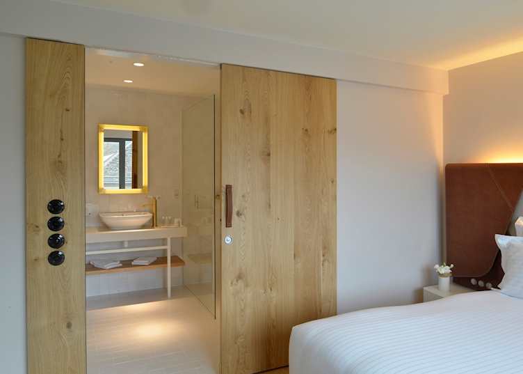 A contemporary en suite