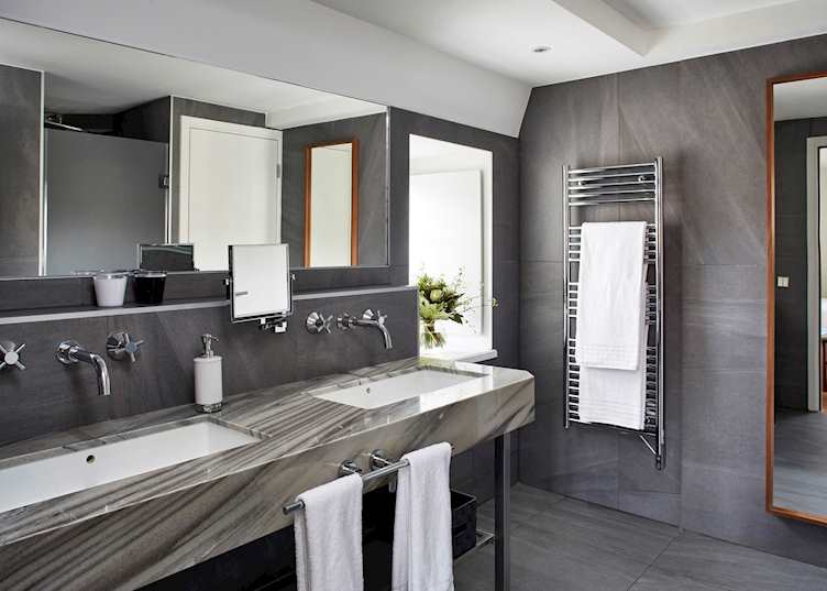 An executive room's en suite