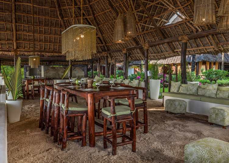 The bar at Breezes Beach Club & Spa (photo: © Breezes Beach Club & Spa)