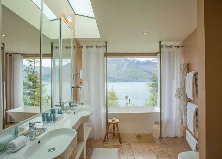 Deluxe suite bathroom, Rosewood Matakauri