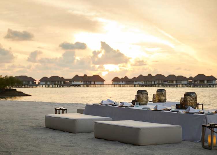 Beachside dining at COMO Maalifushi