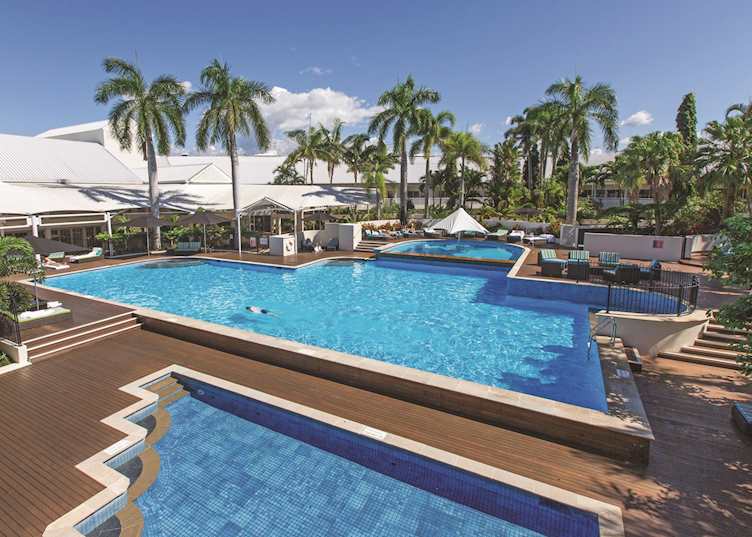 Swimming pool, Shangri-La at the Marina