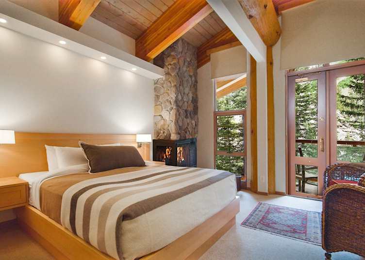 Deluxe Lodge room, Moraine Lake Lodge 