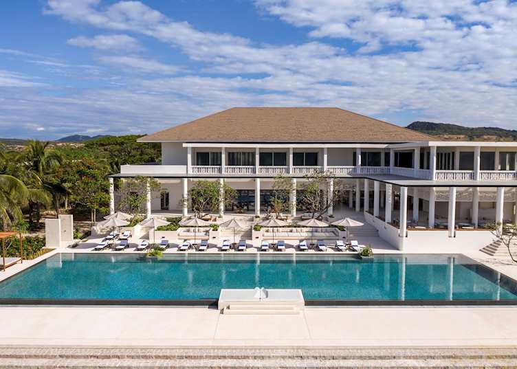 Beachfront Pool Bar, Azerai Ke Ga Bay