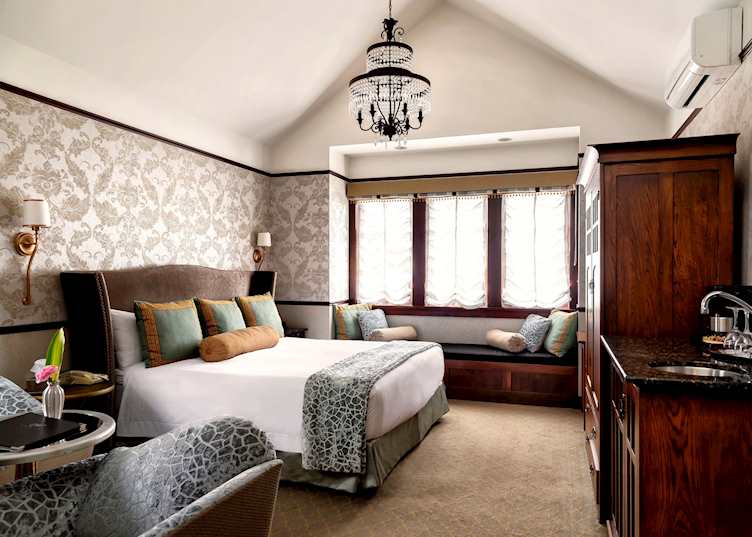 Superior emerald room, Abigail's Hotel, Victoria