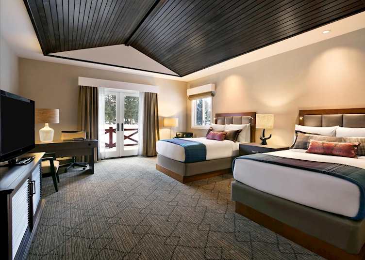 Guest room, Fairmont Jasper Park Lodge 