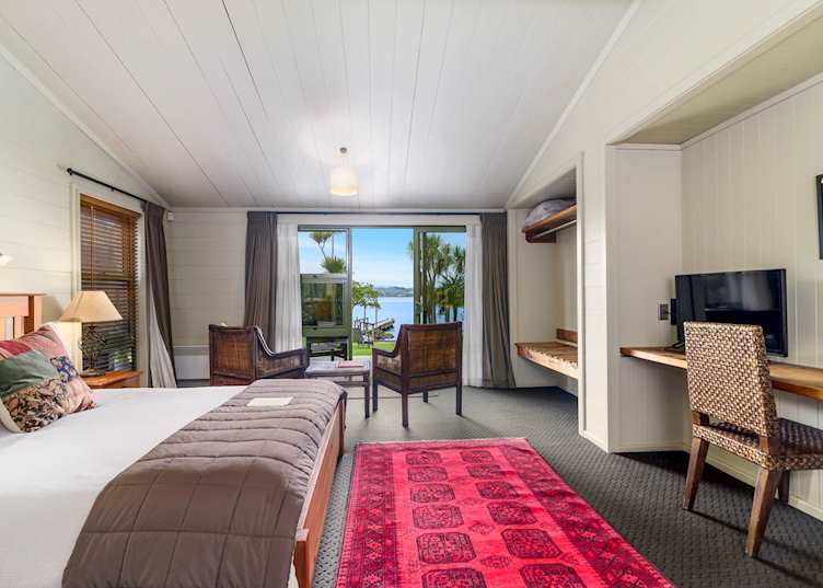 Koura Lodge lake front room
