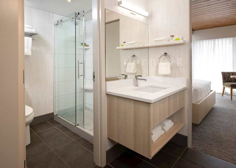 Banff Aspen Lodge premium room bathroom