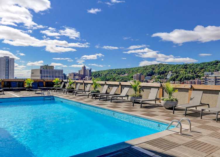 Le Cantlie Suites rooftop pool, Montréal