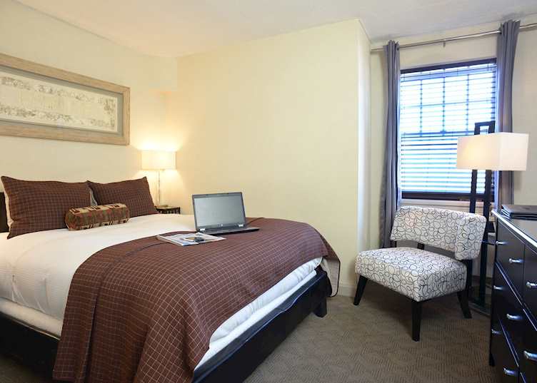 Shaw Club Hotel standard room, Niagara on the Lake