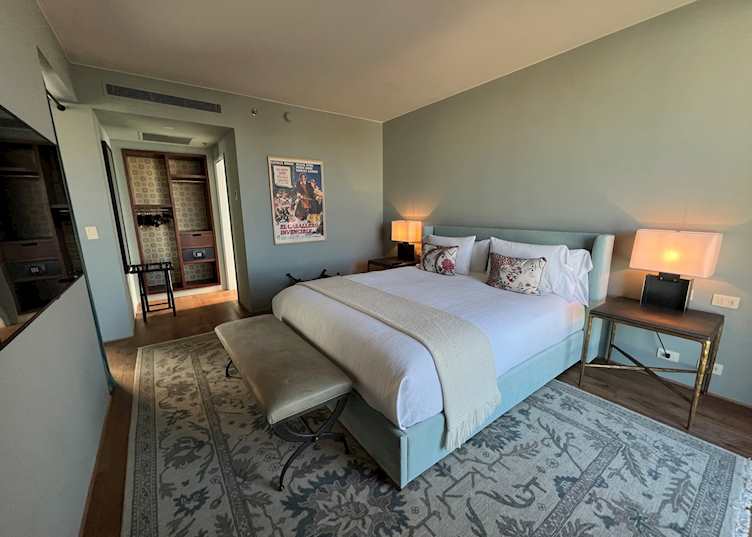 Roo, Hotel Montevideo