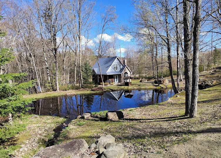 Chalet and pond, Natur'Eau Spa and Chalets, Mandeville