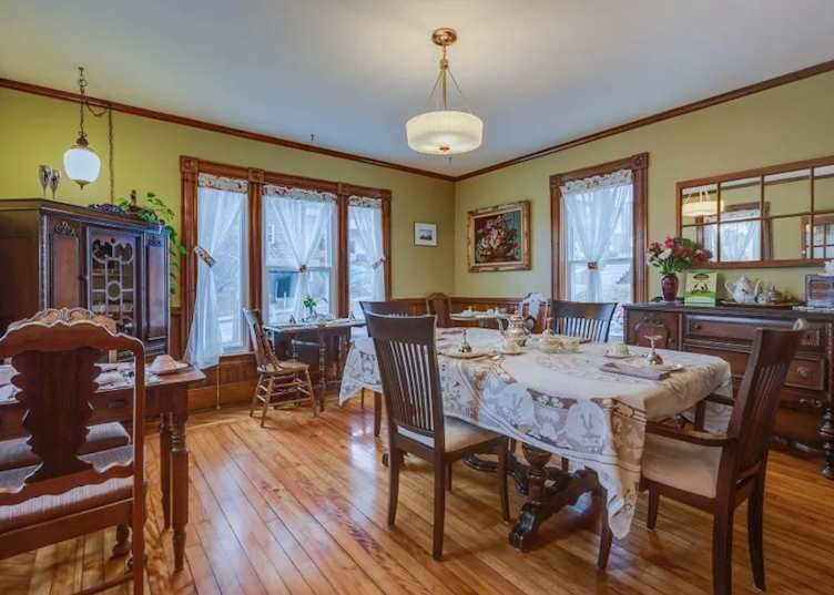 Dining room. A L'Ancestrale B&B, Magog