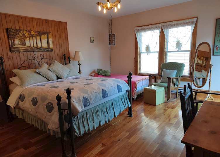 Downstairs bedroom, A L'Ancestrale, Magog