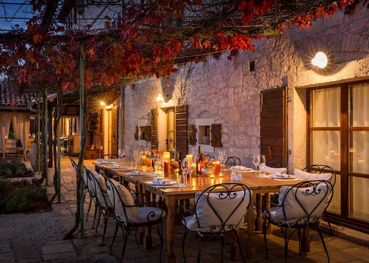 Outdoor dining at Meneghetti