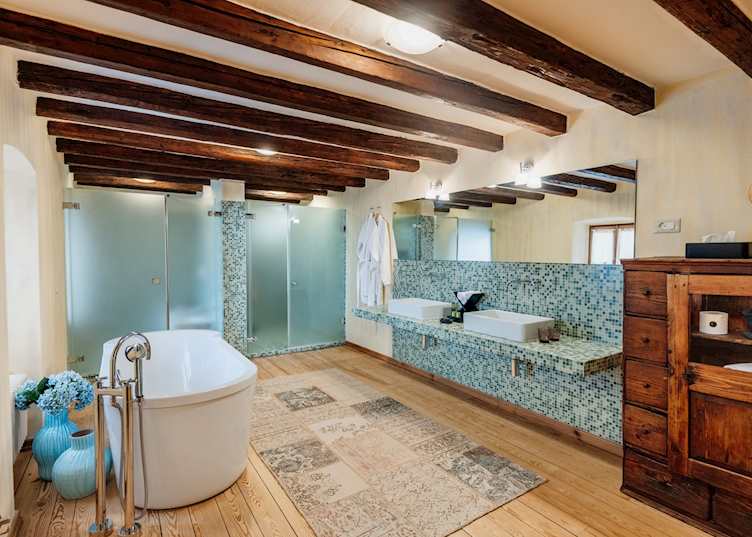 Vintage suite bathroom at Meneghetti 