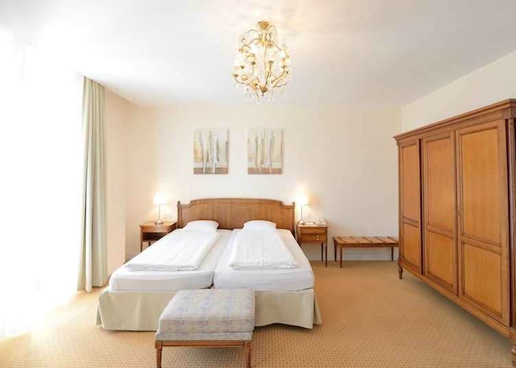 Bedroom, Eden Palace Montreux