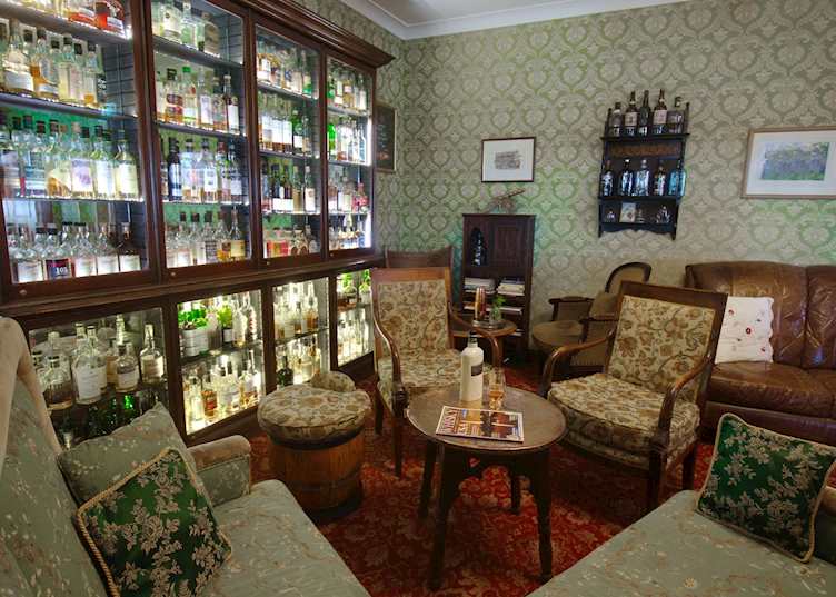 Bar, The Lynnfield Hotel