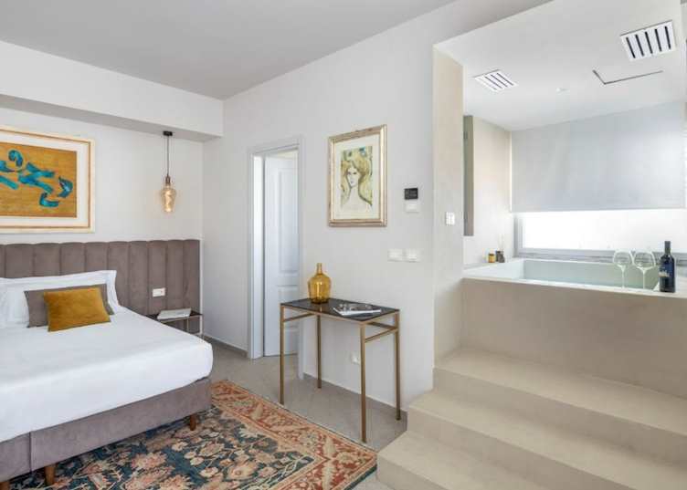 Superior city view room with jacuzzi, Villa Paradiso