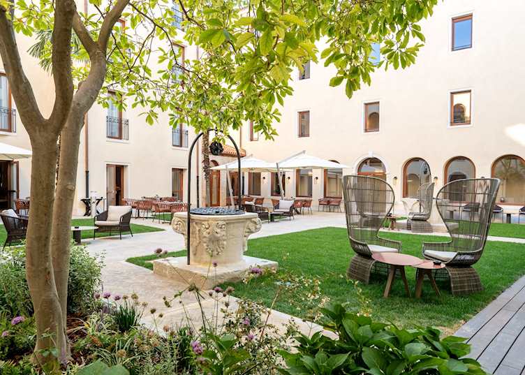 Courtyard garden at Ca di Dio