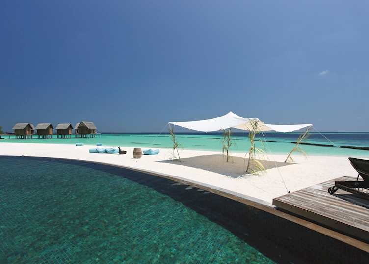 Pool with a view, Constance Moofushi