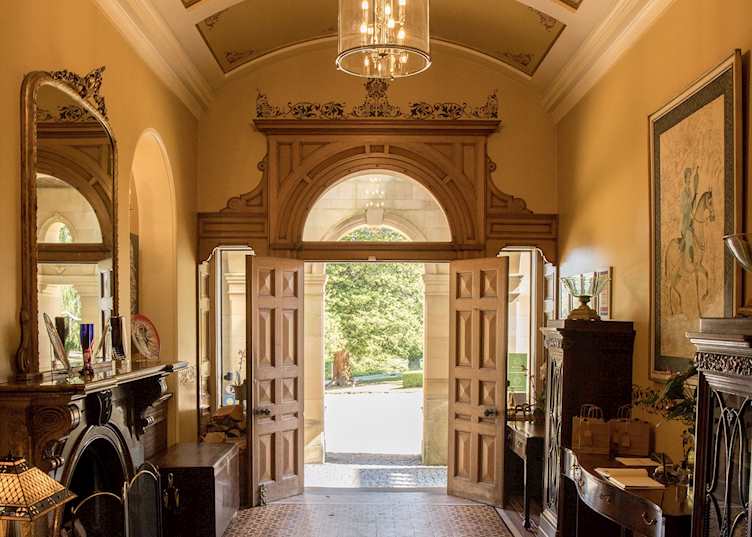 Hallway, Palé Hall