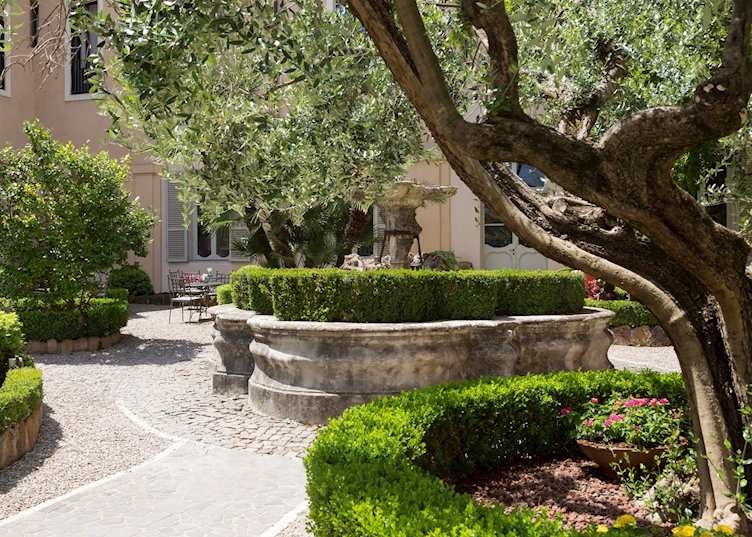 Courtyard at VRetreats Donna Camilla Savelli 