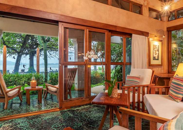 Beachfront Bungalow, Capitan Suizo